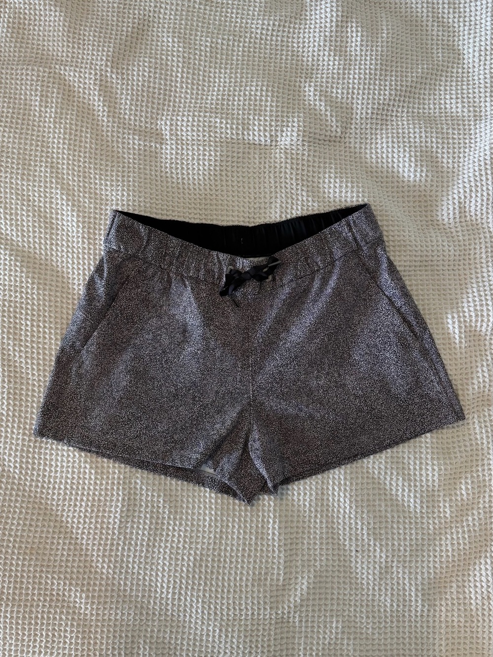 Lululemon On the Fly 2.5” Black/Light Purple/White Athletic Shorts